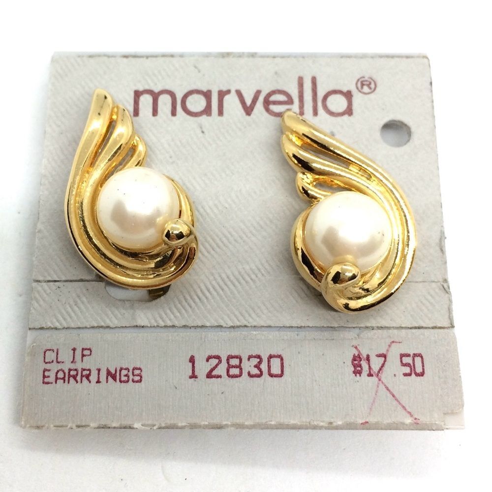 VINTAGE MARVELLA EARRINGS Faux Pearl Gold Tone Wing Clip On Signed - Picture 4 of 14